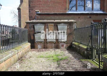 Schottland, Ayrshire, Mauchline Church, Graveyard, 16. April 2021. Markierte Gräber mit Verbindungen zu Robert Burns Stockfoto