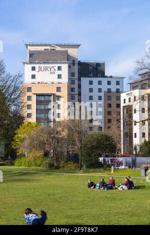 East Park im Frühjahr 2021 mit Blick auf das Jurys Inn Hotel am Charlotte Place, Southampton, Hampshire, England, Großbritannien Stockfoto