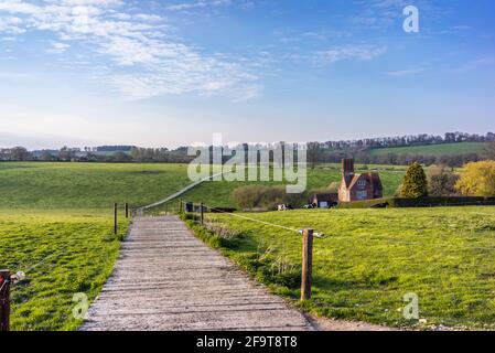 Malerische Aussicht über Felder in den North Wessex Downs im Frühjahr 2021, Wiltshire, England, Großbritannien Stockfoto