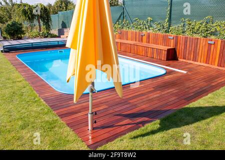 IPE Wood Pool Deck Design, wunderschöne Ipe Hartholz-Terrasse um den Swimming Pool Rand Stockfoto