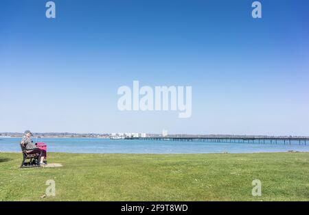 Prospect Place Park mit Blick auf Hythe Pier an einem klaren, sonnigen Tag, Hythe, Southampton, Hampshire, England, VEREINIGTES KÖNIGREICH Stockfoto