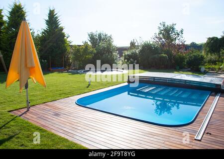 IPE Wood Pool Deck Design, wunderschöne Ipe Hartholz-Terrasse um den Swimming Pool Rand Stockfoto