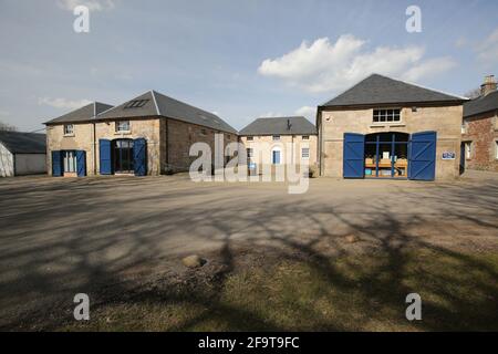 Schottland, Ayrshire, Auchinleck House, Coach House.16 Apr 2021. Die renovierten Coach Houses im Auchinleck House sind jetzt ein Ort für ein Café und einen Souvenirladen Stockfoto