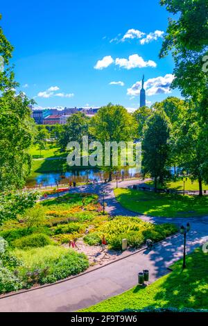 Blick auf das Freiheitsdenkmal aus dem Bastelkajna-Park in Riga, Lettland. Stockfoto