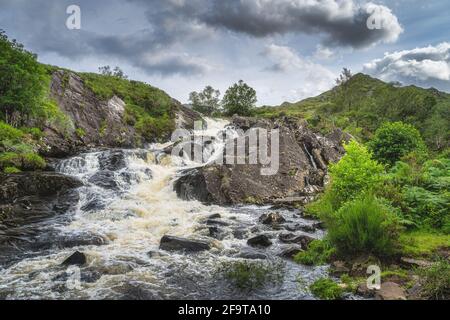 Wasserfall am Owenreagh River, der durch Molls Gap oder Tal in MacGillycuddys Reeks Mountains, Wild Atlantic Way, Ring of Kerry, Irland, führt Stockfoto