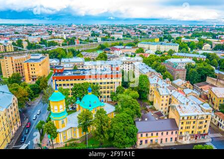 Luftaufnahme von Riga mit einer russisch-orthodoxen Kirche von der Spitze des Gebäudes der Akademie der Wissenschaften. Stockfoto