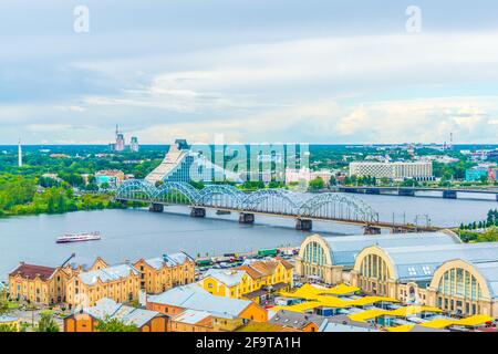 Luftaufnahme von Riga mit der lettischen Nationalbibliothek und den Zeppelinhangars von der Spitze des Gebäudes der Akademie der Wissenschaften. Stockfoto