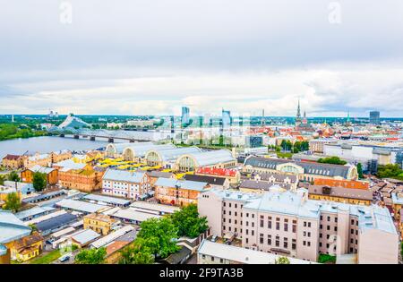 Luftaufnahme von Riga mit der lettischen Nationalbibliothek und den Zeppelinhangars von der Spitze des Gebäudes der Akademie der Wissenschaften. Stockfoto