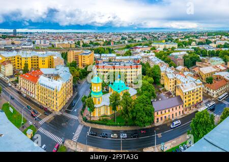 Luftaufnahme von Riga mit einer russisch-orthodoxen Kirche von der Spitze des Gebäudes der Akademie der Wissenschaften. Stockfoto