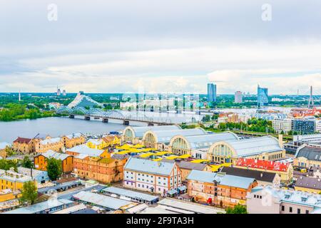 Luftaufnahme von Riga mit der lettischen Nationalbibliothek und den Zeppelinhangars von der Spitze des Gebäudes der Akademie der Wissenschaften. Stockfoto