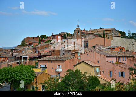 Landschaft mit Panoramablick auf Roussillon ein Provençal Dorf mit ockerfarbener Architektur in Vaucluse Provence, Frankreich. Stockfoto