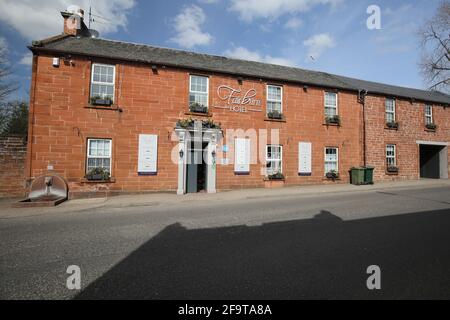 Scotland, Ayrshire, Mauchline,16. April 2021. Der Loudoun Auslauf auf der Loudoun Road befindet sich links vom Loudoun Arms in Mauchline, Stockfoto