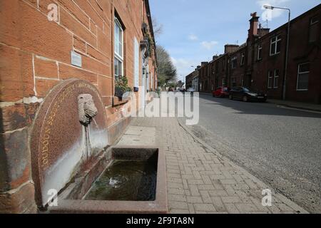 Scotland, Ayrshire, Mauchline,16. April 2021. Der Loudoun Auslauf an der Loudoun Road. Das Fundament der Auslaufrinne enthält auch eine Zeitkapsel Stockfoto