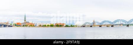 Panorama von riga mit der peterkirche, den Zeppelinhangars und der Akademie der Wissenschaften Stockfoto