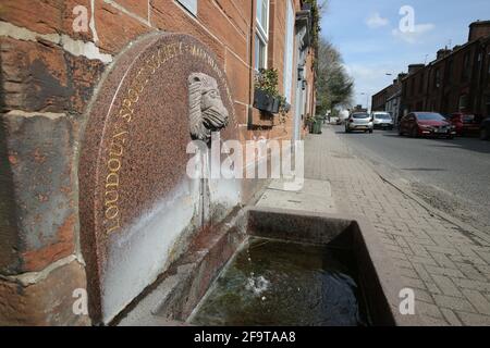 Scotland, Ayrshire, Mauchline,16. April 2021. Der Loudoun Auslauf an der Loudoun Road. Das Fundament der Auslaufrinne enthält auch eine Zeitkapsel Stockfoto