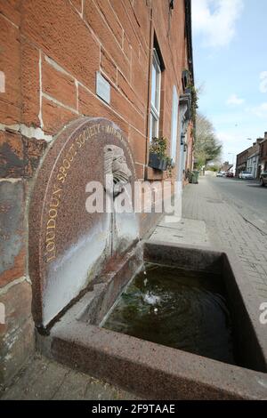 Scotland, Ayrshire, Mauchline,16. April 2021. Der Loudoun Auslauf an der Loudoun Road. Das Fundament der Auslaufrinne enthält auch eine Zeitkapsel Stockfoto