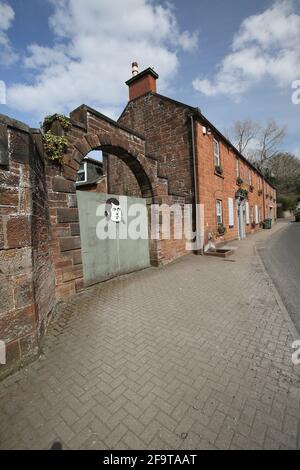 Scotland, Ayrshire, Mauchline,16. April 2021. Der Loudoun Auslauf auf der Loudoun Road befindet sich links vom Loudoun Arms in Mauchline, Stockfoto