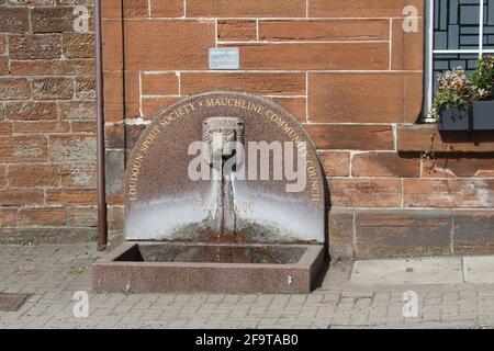 Scotland, Ayrshire, Mauchline,16. April 2021. Der Loudoun Auslauf an der Loudoun Road. Das Fundament der Auslaufrinne enthält auch eine Zeitkapsel Stockfoto