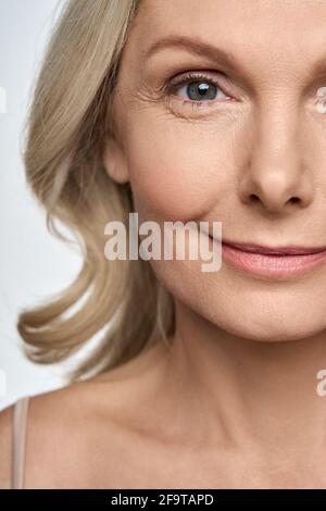 Detailliertes Nahaufnahme-Porträt des Gesichts einer Frau im Alter von 50 Jahren. Stockfoto