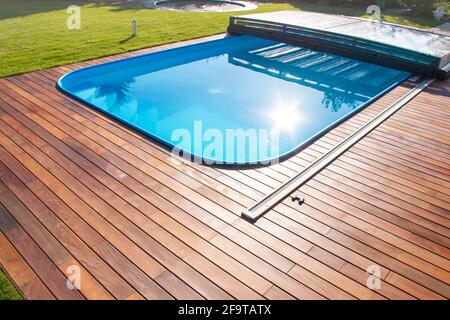 IPE Wood Pool Deck Design, wunderschöne Ipe Hartholz-Terrasse um den Swimming Pool Rand Stockfoto