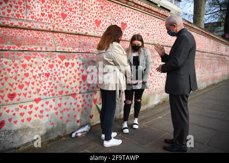 Michelle Rumball (links), deren Mutter Violet Partington mit ihrer Tochter Courtney Rumball (Mitte) an Covid-19 starb und mit dem Erzbischof von Canterbury Justin Welby sprach, während er die National Covid Memorial Wall am Ufer in London besucht, Treffen mit trauernden Familien, die dabei helfen, die Mauer zu schaffen und ihren Lieben ein Herz gewidmet haben. Bilddatum: Dienstag, 20. April 2021. Stockfoto