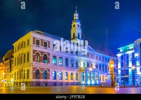 Nachtansicht des Rathauses der lettischen Hauptstadt Riga, Lettland. Stockfoto