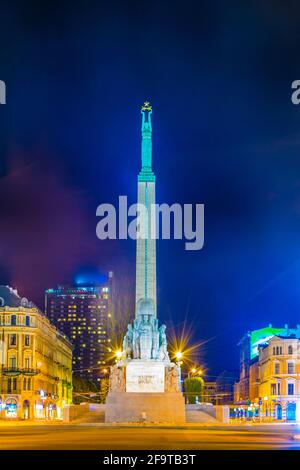 Nachtansicht des Freiheitsdenkmals in Riga, Lettland. Stockfoto