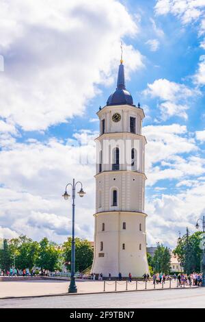 Gedimino prospektas (Gediminas Avenue) Straße mit Glockenturm der Kathedrale in Vilnius, Litauen Stockfoto