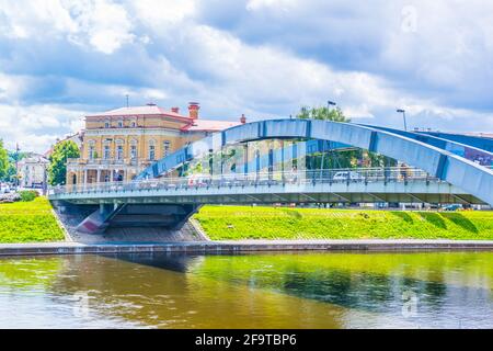 Stahlbrücke über den Fluss Neris und die Wroblewski-Bibliothek der Litauischen Akademie der Wissenschaften in Vilnius. Stockfoto