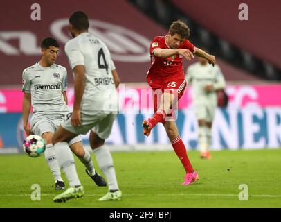 München, Deutschland. April 2021. Fußball: Bundesliga, Bayern München - Bayer Leverkusen, Matchday 30. Thomas Müller (r, Bayern München) Quelle: Matthias Schrader/AP Pool/dpa/Alamy Live News Stockfoto