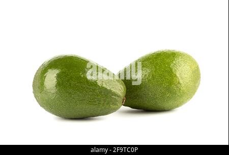 Zwei Avocados isoliert auf weißem Hintergrund. Nahaufnahme. Speicherplatz kopieren. Stockfoto