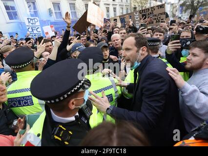 London, Großbritannien. April 2021. Petr Cech spricht mit den Fans, als er vor dem Spiel zwischen Chelsea und Brighton im Stamford Bridge Stadium am 20. April 2021 in London, Großbritannien, im Stadion ankommt Stockfoto