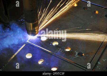 Schneiden von Metallen. Technologischer Prozess des Schneidens von Blech mit einer Plasmaschneidemaschine. Stockfoto