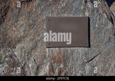 Gedenktafel oder Informationsseufz auf einer Klippe Stockfoto