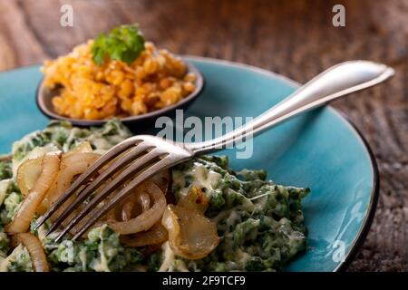 Bayerische Pasta mit Zwiebeln auf einem Teller Stockfoto