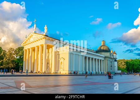 St. Stanislaus Kathedrale in der litauischen Hauptstadt vilnius bei Sonnenuntergang. Stockfoto