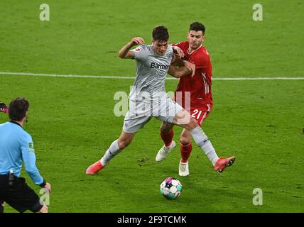 München, Deutschland. April 2021. Fußball: Bundesliga, Bayern München - Bayer Leverkusen, Matchday 30. Der Leverkusener Stürmer Patrik Schick und der Münchner Verteidiger Lucas Hernandez (r.). Quelle: Christof Stache/AFP Pool/dpa/Alamy Live News Stockfoto