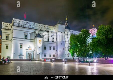 Nachtansicht des Großherzogspalasts in Vilnius, Litauen Stockfoto