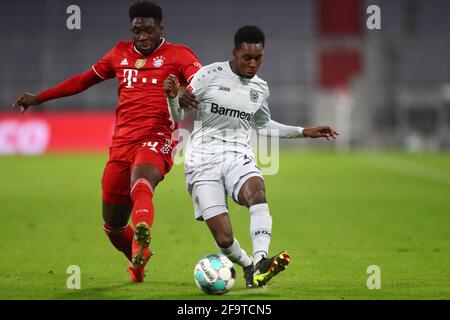 München, Deutschland. April 2021. Fußball: Bundesliga, Bayern München - Bayer Leverkusen, Matchday 30. Münchener Verteidiger Alphonso Davies (l) und Leverkusener Verteidiger Jeremie Frimpong. Quelle: Matthias Schrader/AP Pool/dpa/Alamy Live News Stockfoto