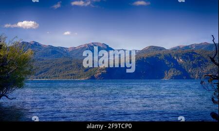 Landschaft des Lacar Sees bei Sonnenuntergang. Vom Strand Quila Quina. Stockfoto