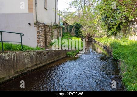 Der Fluss Bièvre bei Bièvres, im Departement Essonne, Frankreich. Der Fluss Bièvre, einst ein Nebenfluss der seine, fließt heute in die Kanalisation von Paris Stockfoto