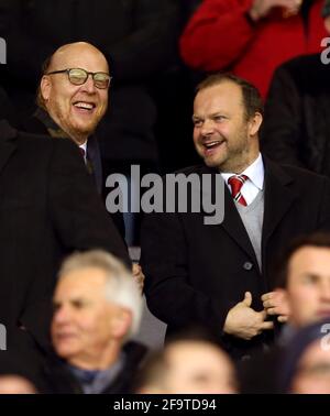 Aktenfoto vom 02-03-2016 von Manchester United's Besitzer Avram Glazer (links) und Executive Vice Chairman und Director Ed Woodward. Ausgabedatum: Dienstag, 20. April 2021. Stockfoto