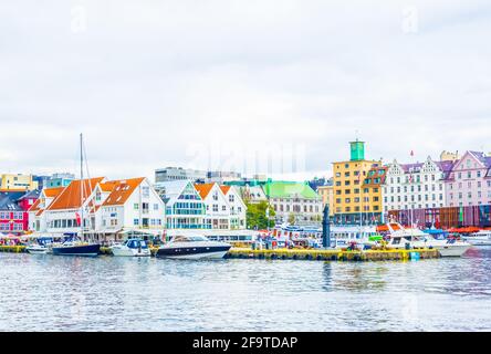 Blick auf einen Hafen in der norwegischen Stadt Bergen. Stockfoto