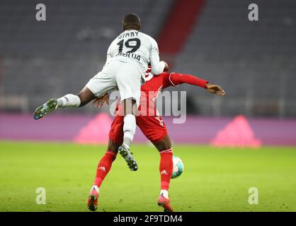 München, Deutschland. April 2021. Fußball: Bundesliga, Bayern München - Bayer Leverkusen, Matchday 30. Leverkusener Stürmer Moussa Diaby und Münchner Verteidiger Alphonso Davies Credit: Matthias Schrader/AP Pool/dpa/Alamy Live News Stockfoto