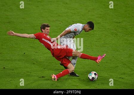 München, Deutschland. April 2021. Fußball: Bundesliga, Bayern München - Bayer Leverkusen, Matchday 30. Thomas Müller (l, Bayern München) und Leverkusener Mittelfeldspieler Exequiel Palacios Credit: Christof Stache/AFP Pool/dpa/Alamy Live News Stockfoto