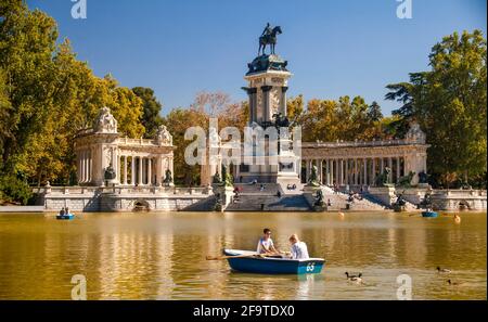 Boote auf dem See im Retiro Park, Madrid, Spanien Stockfoto