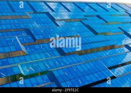Abstraktes Fragment eines modernen Gebäudes mit Glasfassade für Büros Stockfoto