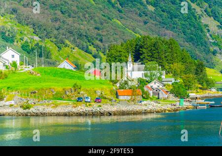 Blick auf ein Dorf am Rande des Aurlandsfjords - unesco-Weltkulturerbe - in Norwegen Stockfoto