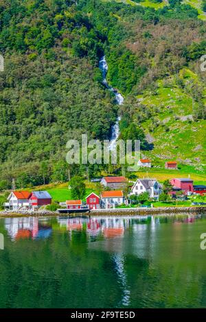 Blick auf ein Dorf am Rande des Aurlandsfjords - unesco-Weltkulturerbe - in Norwegen Stockfoto