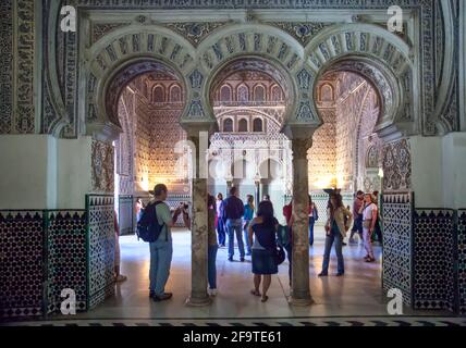 Islamische Bögen im maurischen Palast im königlichen Alcazar von Sevilla, Sevilla, Spanien Stockfoto